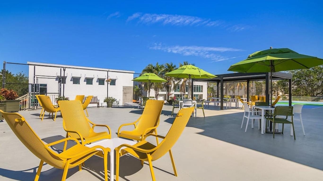 Naples Park Central Hotel