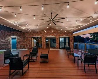 Epic Corporate Apartment @ Hotel Pommier - Indianola - Лаунж
