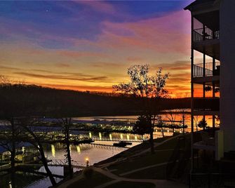 Peaceful 1st floor lakeside condo minutes from Osage Beach and Ozark State Park - Kaiser - Outdoors view