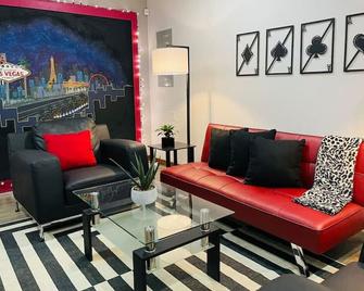 The Gambler: Vegas Themed Townhouse with a View - Eufaula - Living room