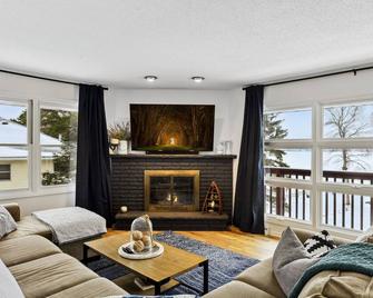 Lake Cabin With Hot Tub, Updated, Flat Lot, Sandy Beach, Games And Lake Toys! - Annandale - Living room
