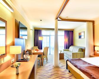 Flamingo Grand Hotel & Spa - אלבנה - חדר שינה