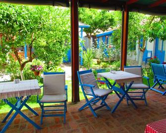 Amazon Antique - סלקוק - פטיו