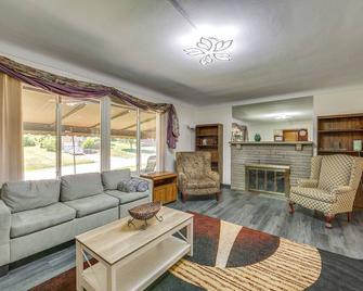 Monroeville Vacation Rental about 3 Mi to Boyce Park! - Monroeville (Pennsylvania) - Huiskamer