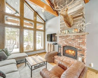 'Chelan Mountain Retreat' Chalet w/ Fire Pit! - Chelan - Living room