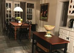 Charming 1840 Farmhouse ~ Magical Retreat ~ Sleeps 14 - Amherst - Eetruimte