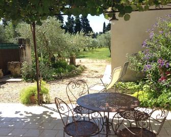 Cottage for 3-4 people in the triangle Arles Nîmes Avignon - Vallabrègues - Patio