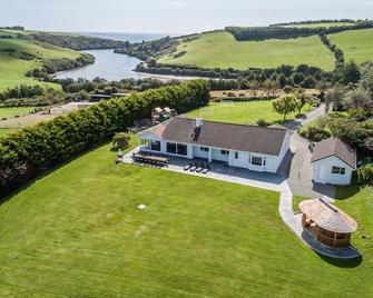 Marina views, Kinsale, Hosted by Exquisite holiday homes, sleeps 20 - Kinsale