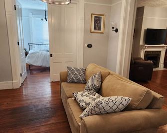 Historic downtown home - Lafayette - Living room
