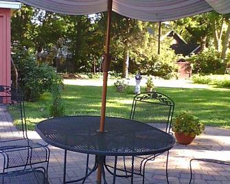 Delightful basement studio in the heart of lake country ideal for two - Willmar - Innenhof
