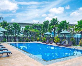 Le Premier Hotel Deltamas - Cikarang - Bazén