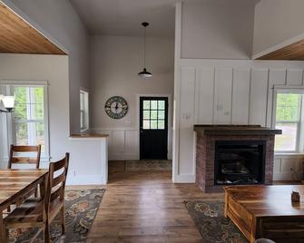 Immaculate Farm Cottage on 40 Acres - Minutes from Glacier National Park - Martin City - Dining room