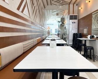 Red Planet Makati Amorsolo - Manila - Restaurant