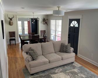 Cozy two bedroom home with large covered deck - Starkville - Sala de estar
