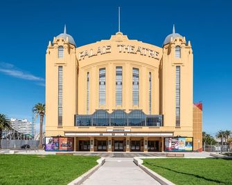St Kilda Elwood 2BR Aptmnt Parking near Beach - Brighton - Building