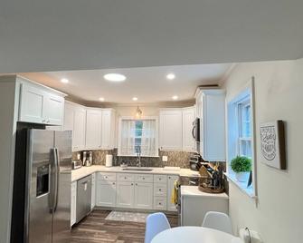 Family Friendly 3 bedroom close to downtown Raleigh - Raleigh - Kitchen