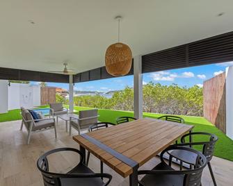 Dolce Vita Beach, Waterfront Bungalows with Private Beach - Willemstad - Patio