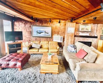 Quintessential Waterfront Beach House Dripping Over the Long Island Sound - Fairfield - Вітальня