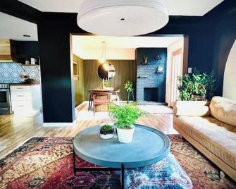 The 'Posh Pickle'- Chic & Unique - Louisville - Living room