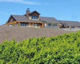 Pine Hill Lodge - Nelson - Building