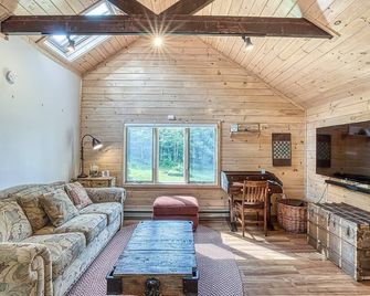 In the clouds your cozy- lake house - Swan Lake - Living room