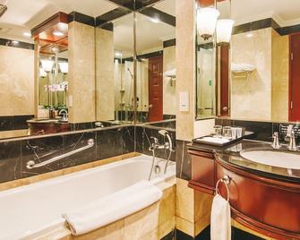 Lumire Hotel and Convention Center - Jakarta - Bathroom