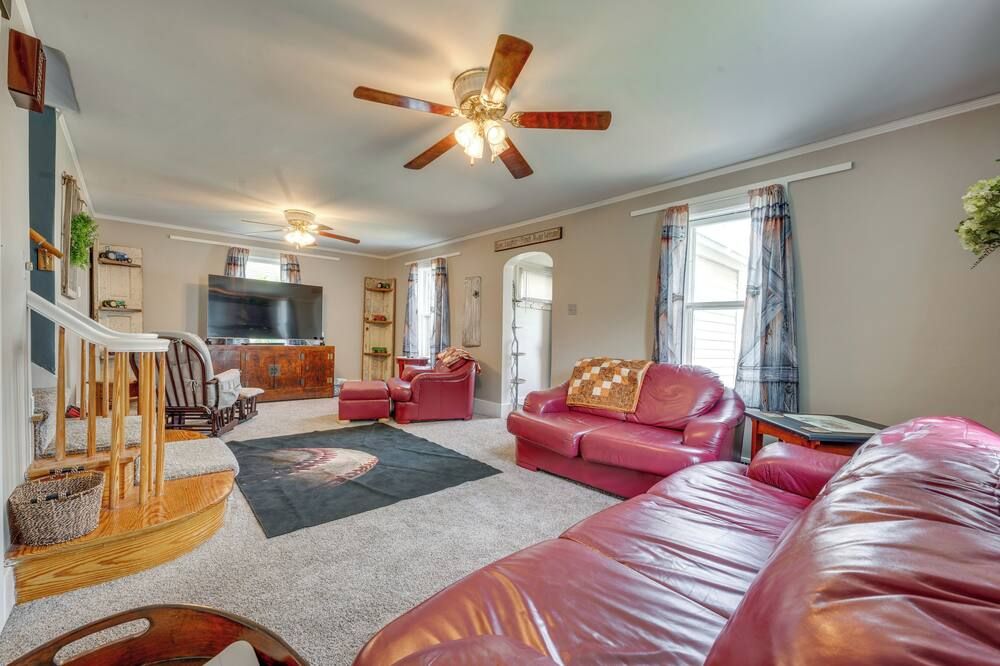 Cozy Iowa Getaway w/ Patio & Fenced-In Yard! - Dyersville - Sala de estar