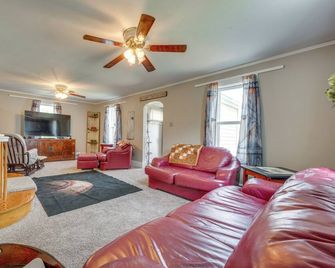 Cozy Iowa Getaway w/ Patio & Fenced-In Yard! - Dyersville - Sala de estar