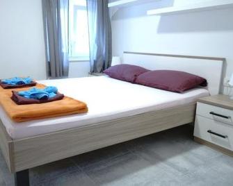 Hostel Pirano - Pirano - Camera da letto