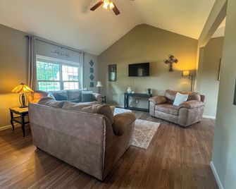 Minutes from Capital - Family Friendly Jeff City Retreat - Jefferson City - Living room