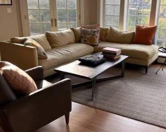 Family Home in Town - Hanover - Living room