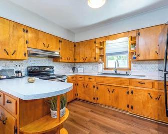 Convenient Mid Century Sleeps 6 in Parsons, TN - Parsons - Keuken
