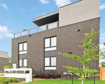 Entire Luxury Suite 4mins To Falls - Niagara Falls - Building