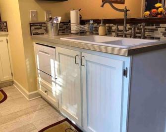 The Model T Suite at Snooze and Cruise Apartments - Williamston - Kitchen