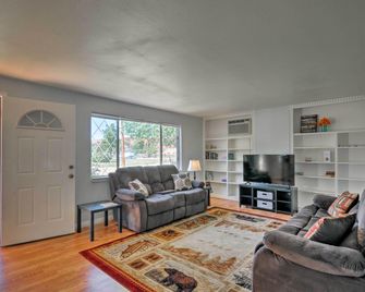 Cottage Near Bryce Canyon and Zion National Parks! - Cannonville - Living room