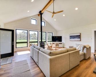 Stunning Chesapeake Bay Farmhouse with Dock and Kayaks - Machipongo - Living room
