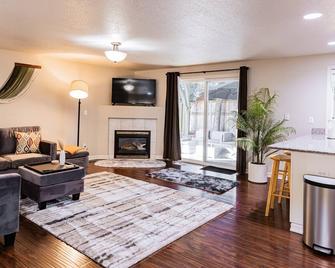 Cozy Family Home with Hot Tub and Workspace Near Portland - Vancouver - Living room