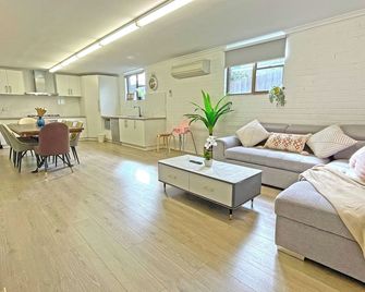 Pet Friendly Ringwood 3br Home Parking - Ringwood - Living room