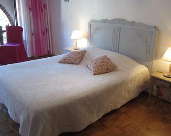 Stone country house with swimming pool for 10/12 people - Sainte-Gemme - Habitación