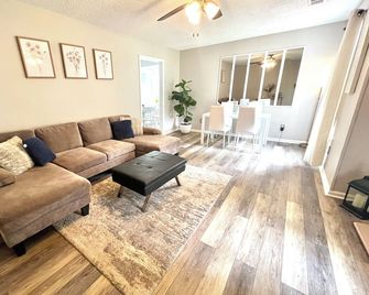 Charming 3 bdr house in Irmo min from Columbia airport, lakes, Columbia downtown - Irmo - Вітальня
