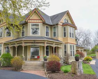 Beautifully Restored Historic Victorian - Waukesha - Будівля