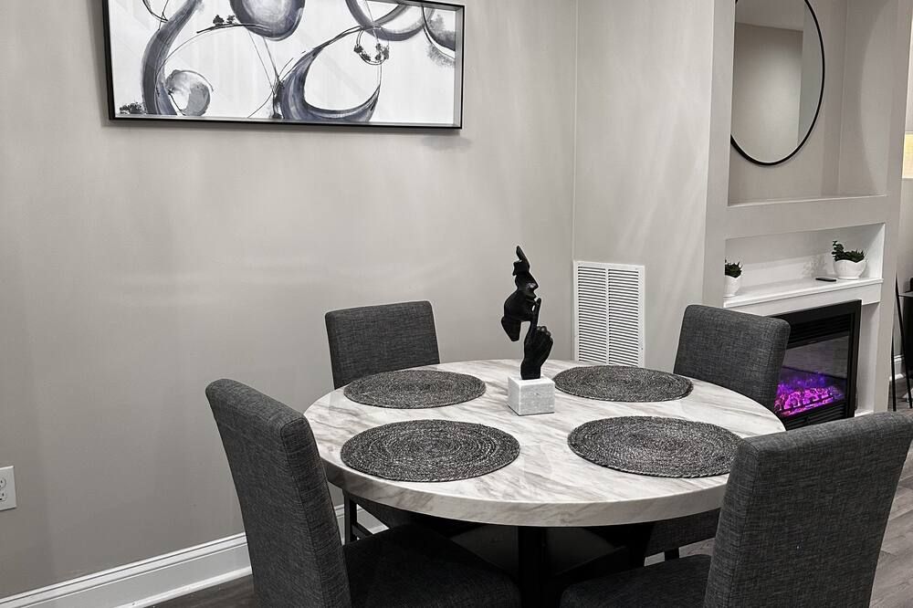 3br 2ba Renovated Townhome 3mi from Inner Harbor, M&T Stadium & Orioles Park - بالتيمور - غرفة طعام