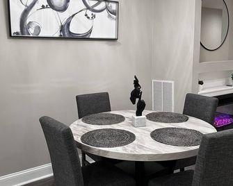 3br 2ba Renovated Townhome 3mi from Inner Harbor, M&T Stadium & Orioles Park - بالتيمور - غرفة طعام