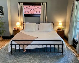 Newly Renovated Studio! Ideal location for walking to restaurants & shops - Louisville - Bedroom