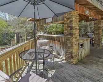Ocean Isle Beach Studio with Patio - 1 Mi to Pier! - Ocean Isle Beach - Balcony