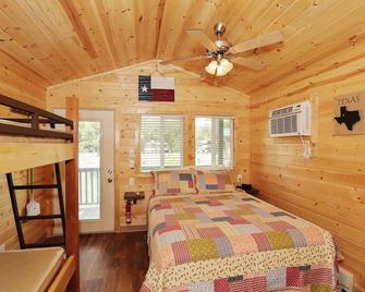 Colorado River Camping Resort - Columbus - Bedroom