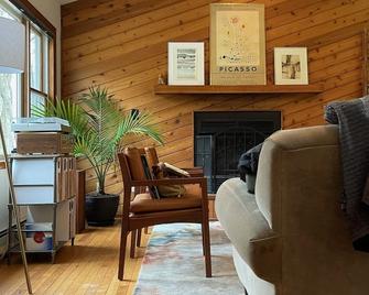 House w/ Hot Tub on 10 Acres near Delaware River - Barryville - Sala de estar