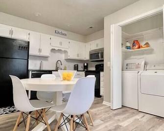Modern and cozy home nestled a few blocks from downtown Smithville, MO - Smithville - Restaurant