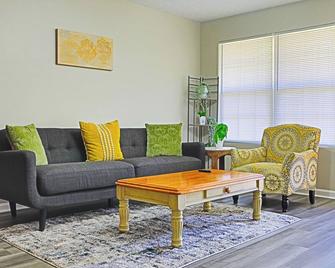 Charming 2-bedroom townhome with AC, WiFi in nice Elizabethtown - Elizabethtown - Living room