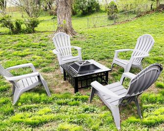Cozy home in St. Joseph, MO that is centrally located to hospital & university! - Country Club - Patio